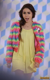 Warna-Warni Cantik! Saat Momo Geisha Ceria Seimut Gadis SMA