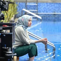 'WEDDING AGREEMENT THE SERIES 2' Segera Tayang! 8 Potret di Balik Layar Indah Permatasari Kenakan Hijab - Didoakan Istiqomah
