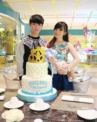 Wedding Anniversary, Angel Chibi Rayakan di Hotel Berbintang