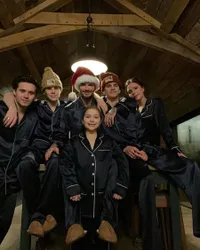 Weekly Hot IG: Foto Perayaan Natal Artis Hollywood - Behati Prinsloo Cium Mesra Adam Levine
