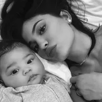Weekly Hot IG: Selfie Kylie & Stormi - Gaya Bumil Miranda Kerr