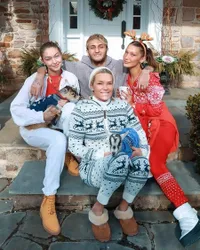 Weekly Hot IG: Serunya Perayaan Natal Artis Hollywood - Zac Efron Nyaris Meninggal di Papua Nugini