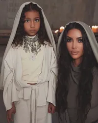 Weekly Hot: Kim Kardashian Dibaptis - Kado Manis Justin Bieber untuk Hailey Baldwin