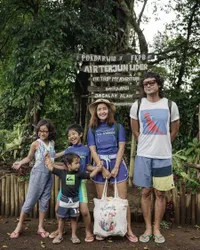 Wisata ke Air Terjun, Keluarga Widi Mulia Susuri Sungai & Hutan!