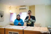 WNI Meninggal Dunia karena Pneumonia di Hongkong, Ini 8 Potret Uya Kuya Pulangkan Jenazahnya ke Indonesia 