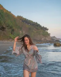 Wulan Guritno Jalani Pemotretan di Pinggir Pantai, Hot Mama Pamer Body Goals Bak Masih Gadis