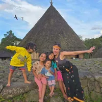 Wulan Guritno Kunjungi NTT, Nikmati Budaya dan Dukung Girls Football