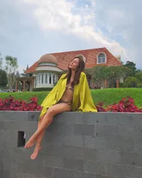 Wulan Guritno Pakai Bikini Two Piece, Body Goals-nya Bikin Iri Emak-Emak Se-Indonesia
