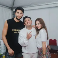 Wulan Guritno Pamer Foto-Foto Mesra Bareng Sabda Ahessa Saat Nonton Konser Denny Caknan, Bagai Dunia Milik Berdua - Ambyar Banget!