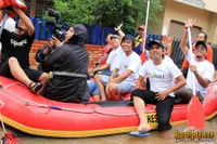 Wali Naik Perahu Kunjungi Korban Banjir