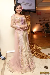Wanita-Wanita Cantik Berkebaya di Fashion Show Amy Atmanto
