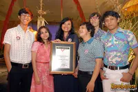 White Shoes and The Couples Company Masuk MURI