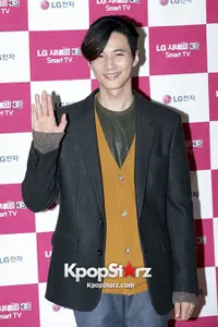 Won Bin Hadiri Fan Signing Untuk LG