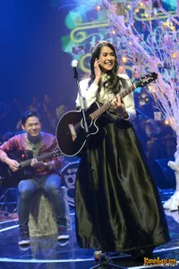 Wow Cantiknya Maudy Ayunda Dengan Gitar Hitam Akustik
