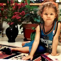Yakin Kamu Bisa Nebak Siapa Artis Dalam Foto Masa Kecil Ini?