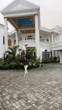 Yuk Intip 13 Potret Rumah Mewah Bekas Syuting Sinetron ‘INAYAH’ Ini, Rupanya Milik Aktor Herdi Hidayat - Dijadikan Latar Video Klip Mahalini Juga Lho!