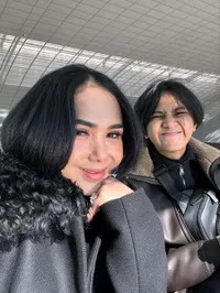Yuni Shara Liburan Berdua Saja dengan Putra Sulungnya