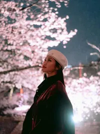 Yura Yunita Foto Cantik Dengan Sakura di Kyoto Pada Malam Hari