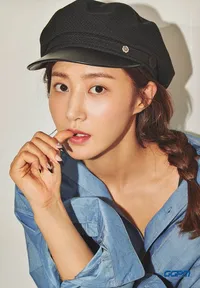 Yuri Tampil Chic dan Mempesona di Season Greeting 2019 SNSD-Oh!GG