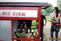 Yasmine Wildblood - Abi Yapto Asyik Makan Mie Ayam di Kuburan