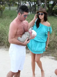 Yuk Intip Foto Putra Pertama Simon Cowell Lagi Liburan ke Pantai