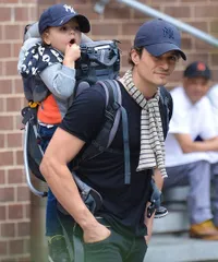 Yuk Intip Gaya Keren Orlando Bloom Saat Mengasuh Anak