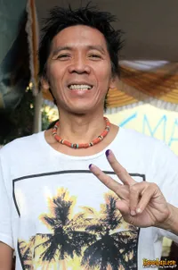 Yuk Intip Serunya Saat Bimbim dan Kaka Slank Mencoblos di TPS