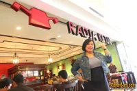 Yuk Intip Serunya Tika Panggabean Masak di Dapur Restoran