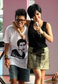 Yuni Shara Tarik Penonton Dengan Kaos Bergambar Raffi Ahmad