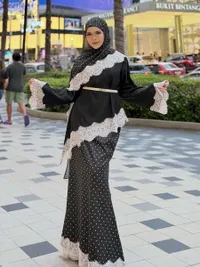 Zahra Sima Tampil Cantik Berhijab, Jadi Model Bareng Fuji