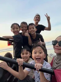 Zaskia Adya Mecca Ajak Anak-anaknya Main ke Pantai Parangtritis
