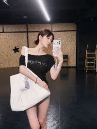 Zhao Lusi dengan Makeup Seadanya, Malah Cute Kayak Boneka