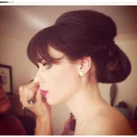 Zoey Deschanel, Tetap Cantik Dengan Gaya 'Casual Retro Look'