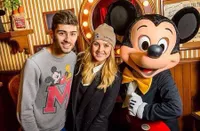 Zayn Malik dan Edward Perrie Kencan di Disney Land