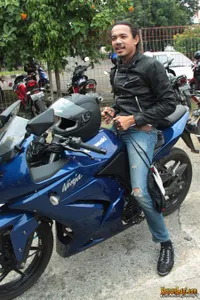 Zian Zigaz Belah Kemacetan Dengan Motor