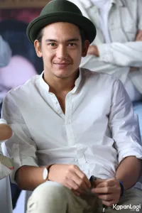 Foto Adipati Dolken
