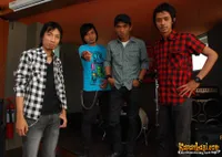 Foto Asbak Band