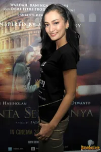 Foto Atiqah Hasiholan