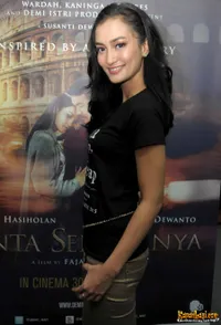Foto Atiqah Hasiholan