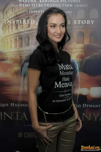 Foto Atiqah Hasiholan