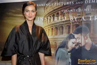 Foto Atiqah Hasiholan