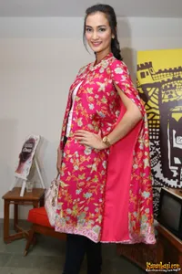 Foto Atiqah Hasiholan