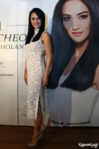 Foto Atiqah Hasiholan