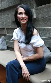 Foto Atiqah Hasiholan