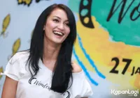 Foto Atiqah Hasiholan