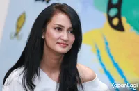 Foto Atiqah Hasiholan