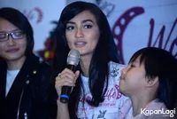 Foto Atiqah Hasiholan