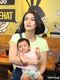 Foto Atiqah Hasiholan