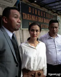 Foto Atiqah Hasiholan