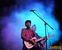 Foto Bondan Prakoso feat Fade2Black